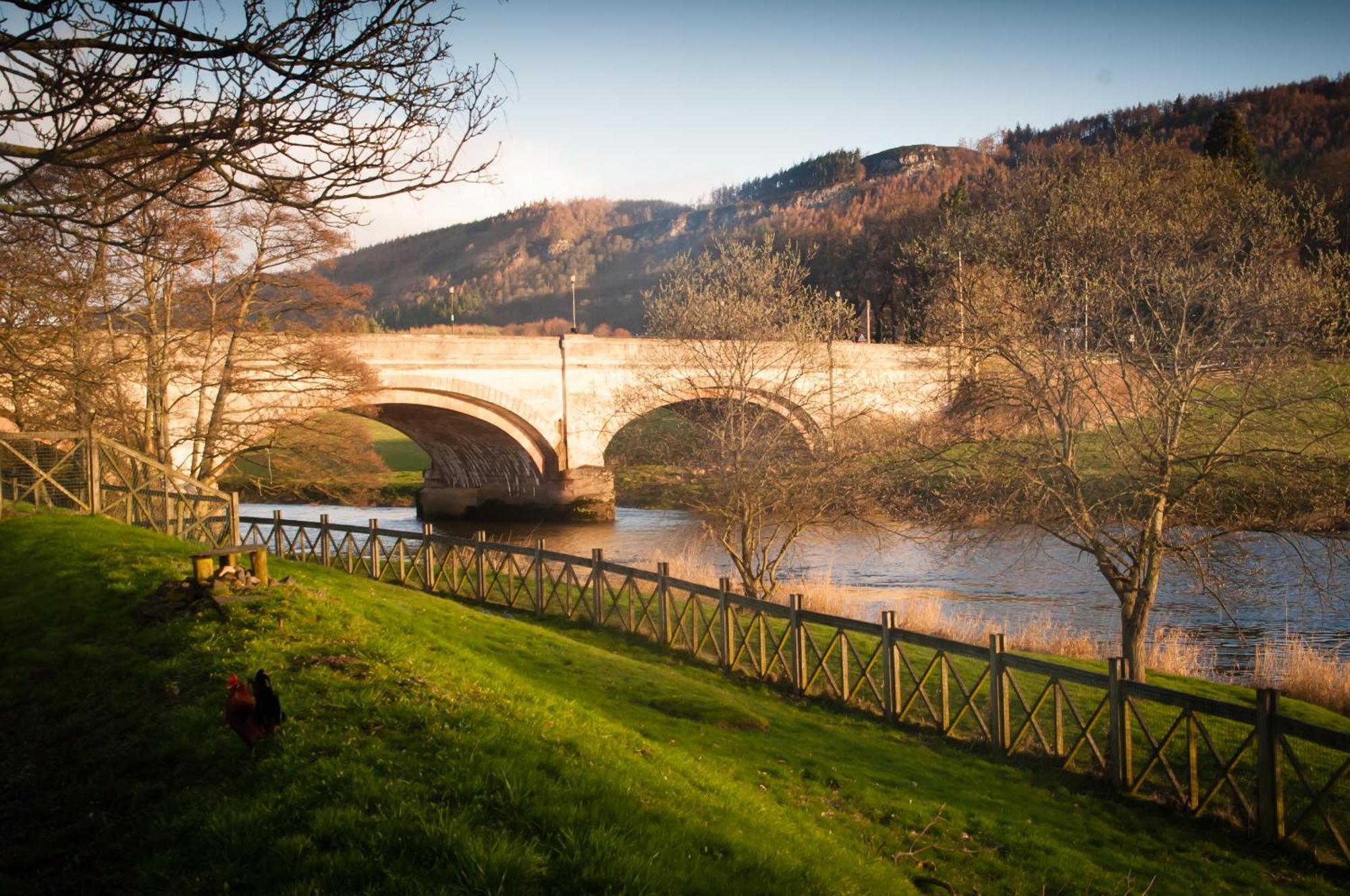 River Edge Lodges Bridge of Earn Exterior photo