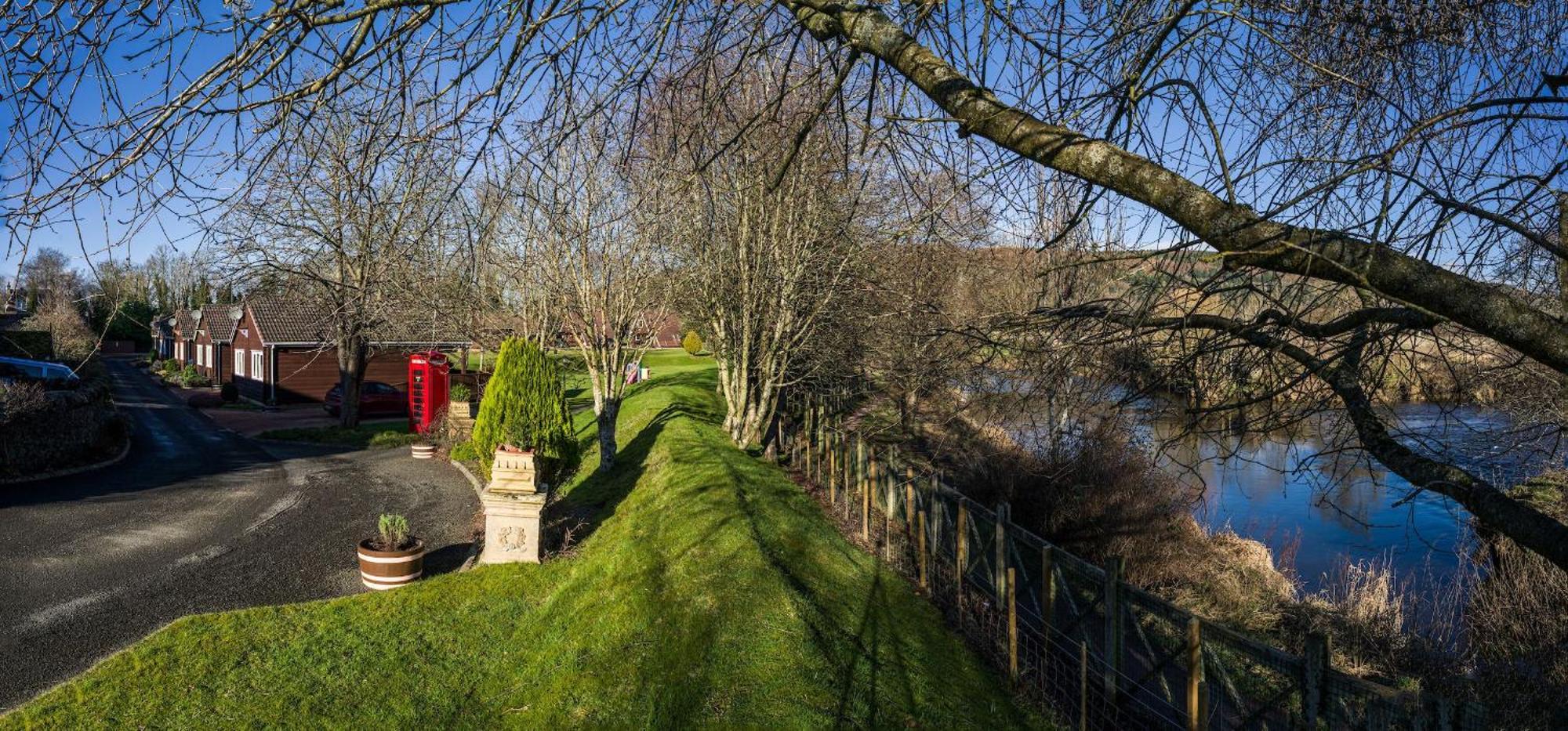 River Edge Lodges Bridge of Earn Exterior photo