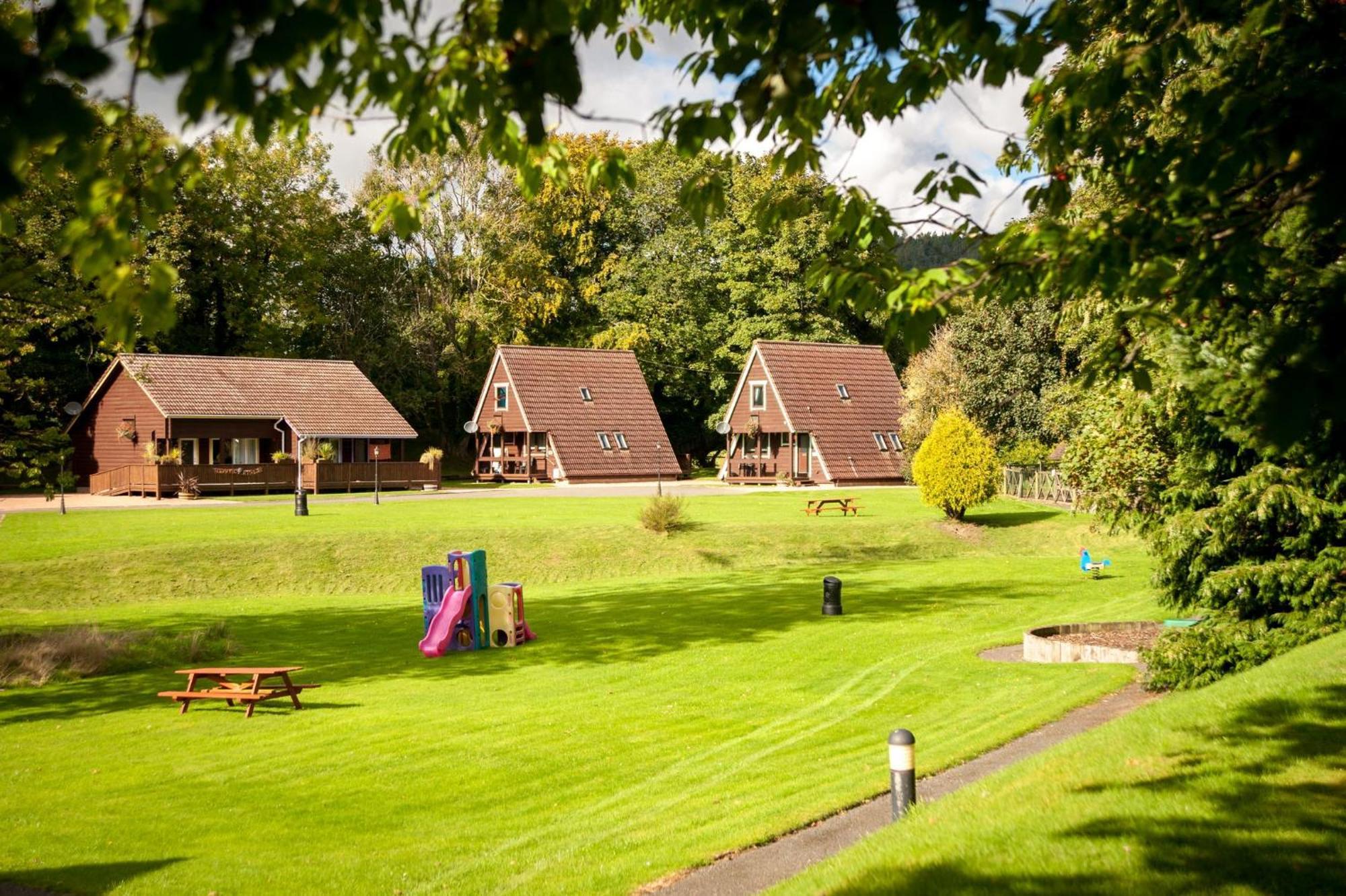 River Edge Lodges Bridge of Earn Exterior photo